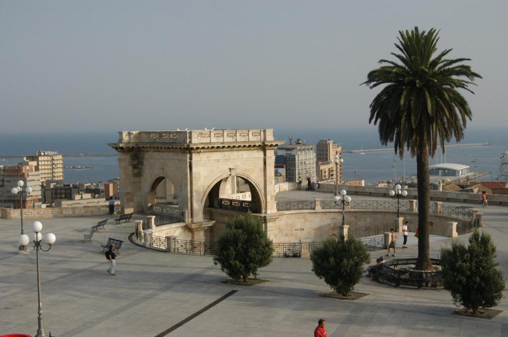 לינה וארוחת בוקר L'Arco קליארי מראה חיצוני תמונה
